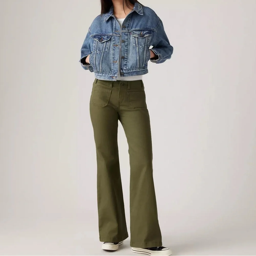 {Levi's} 